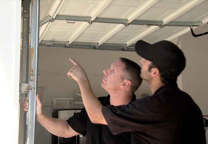 garage door repair technicians
